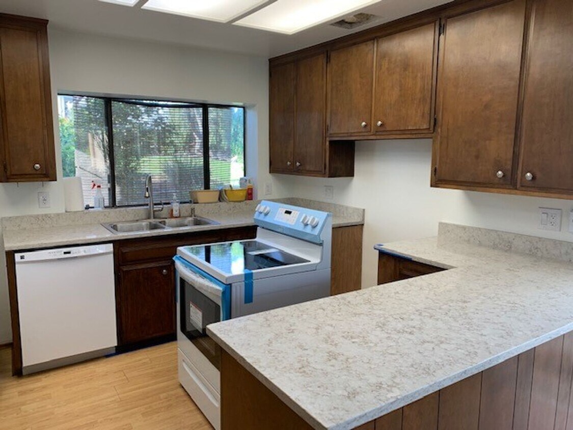 Primary Photo - Beautiful Home With Lots Of Land In The He...