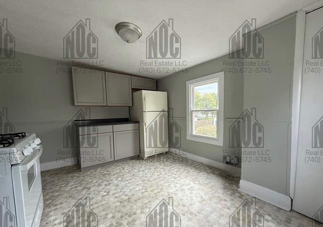 Building Photo - 148 148 1/2 E Allen St. - 148 1/2