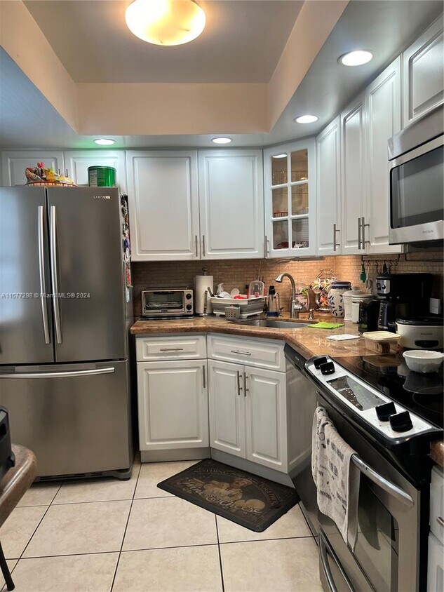 Primary Photo - 20400 W Country Club Dr