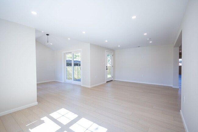 Foto del edificio - Newly Renovated 3 BR/2 BA Single-Family Ho...