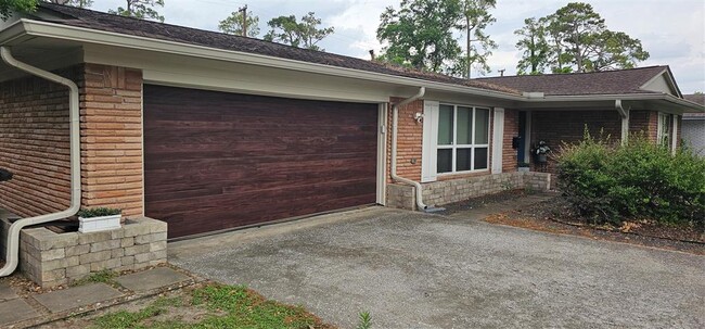 Building Photo - 10022 Cedardale Dr