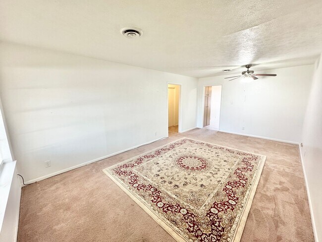 Building Photo - Charming 2 Bed 1 Bath Duplex - Walk to Sch...