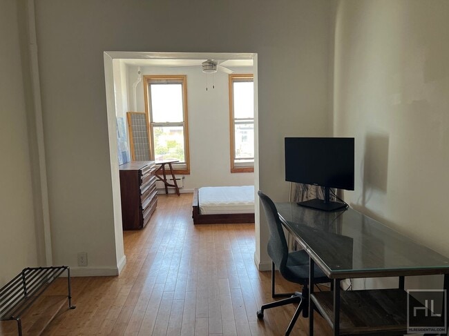 Building Photo - 1.5BR 1BA Red Hook Loft Style Railroad Apa...