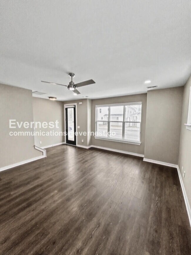 Building Photo - Limited Time Special Offer! / 3 Bed/2.5 Bath Townhome with Off-Street Parking / Pet-Friendly / Av...