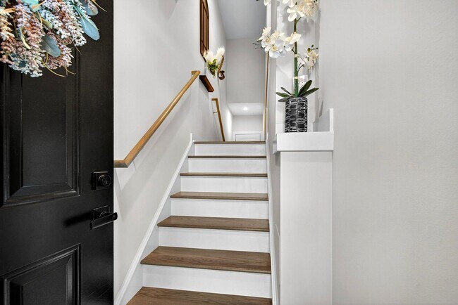 Building Photo - Luxurious 3 Bed 2.5 Bath Townhome In Beautiful Foster's Glen