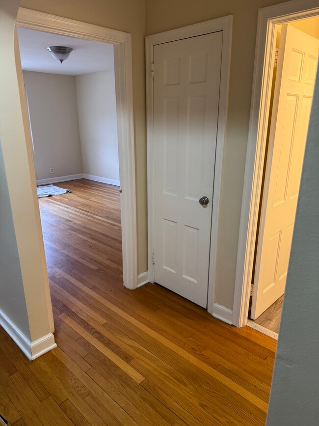 Building Photo - 877 Farmington Ave