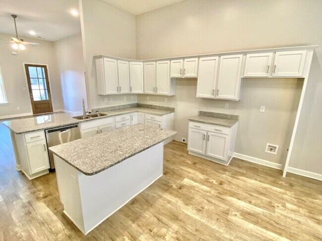 Foto del edificio - Now Leasing a 5 Bedroom 3 Bath Home in Byh...