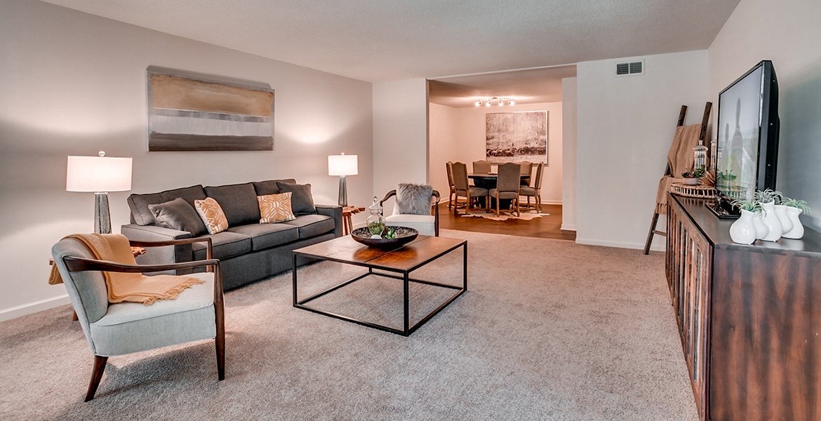 large living room - 1414 Sharpsburg Cir