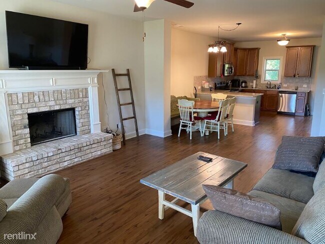 Building Photo - 4 br, 3 bath House - 1057 Hartwell Road