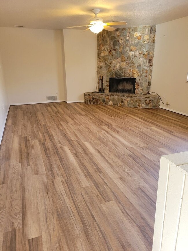 Building Photo - Beautiful 3 Bed 2 Bath 2 Car Garage just E...