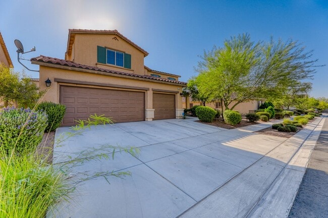Building Photo - 4 Bed / 3 Bath Home with Loft, Downstairs Bedroom & 3 Car Garage – Sunrise Highlands