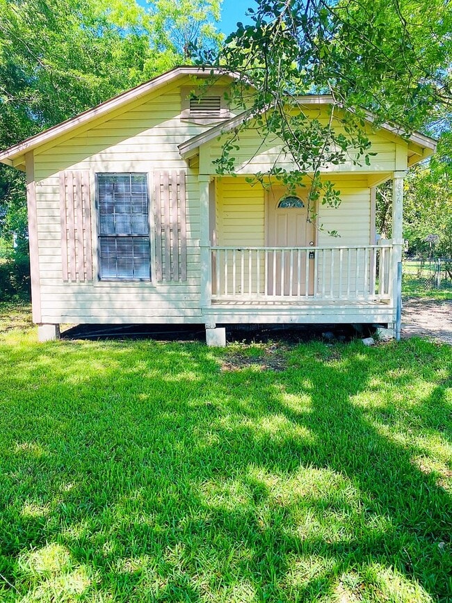 Building Photo - 836 N Meeker Rd