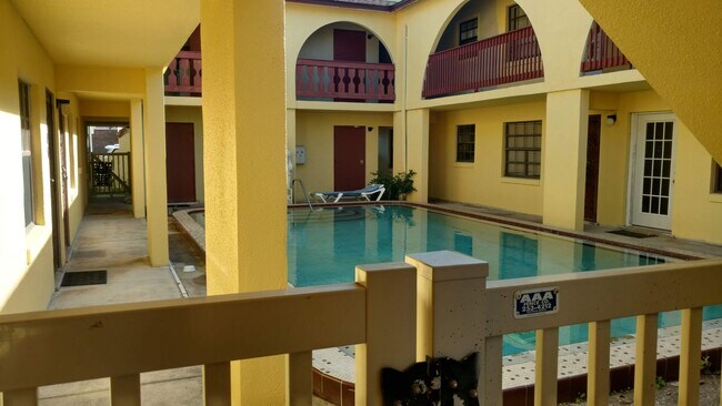 Building Photo - Spacious 2/2 condo