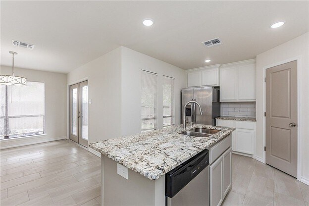 Building Photo - 2325 Roseland Dr