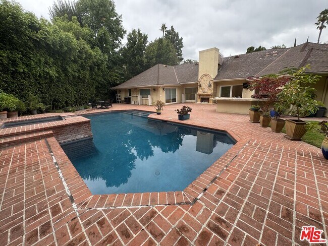 Foto del edificio - 1094 Garden Ln