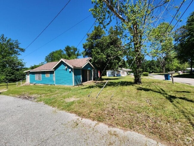 Building Photo - 901 N Hamlett St