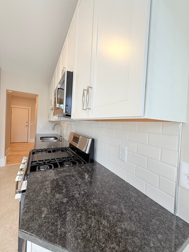 Building Photo - Lake Street