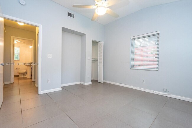 Foto del edificio - 330 NE 86th St