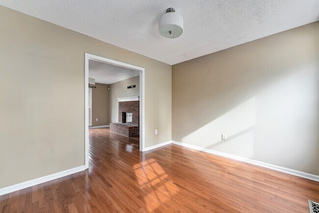 Building Photo - 127 Suffolk Dr