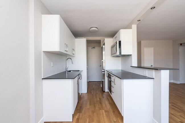 Building Photo - 265 Russell Hill Road