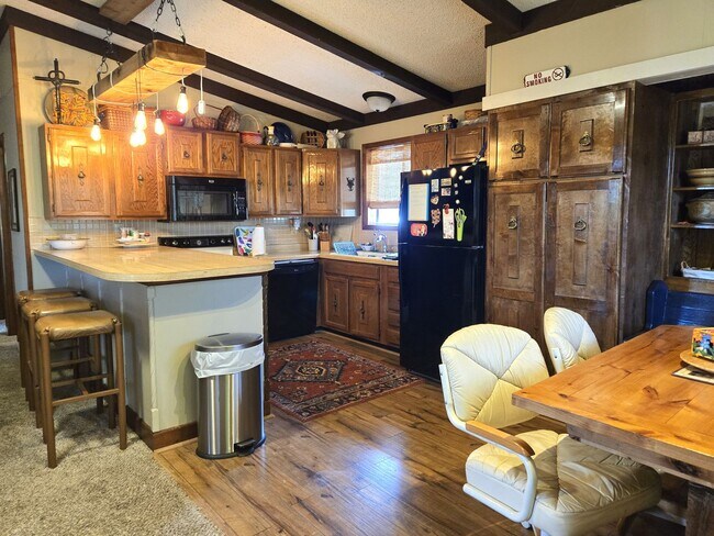 Foto del edificio - Three Bedroom Home Near Midtown