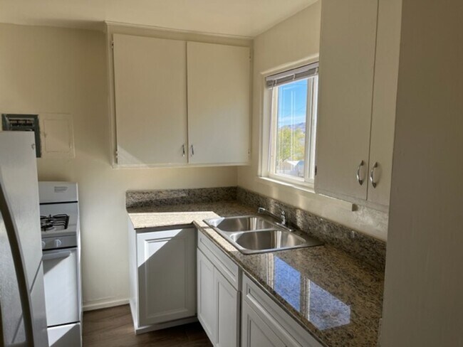 Building Photo - Charming 3 Bedroom 1 Bath Home in Bishop's...