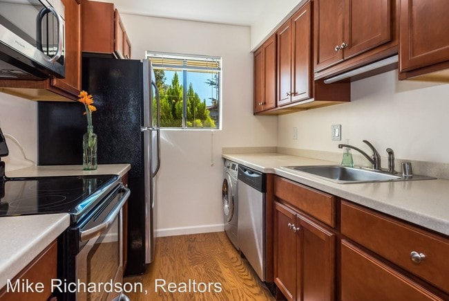 Building Photo - 984 Miramonte Dr
