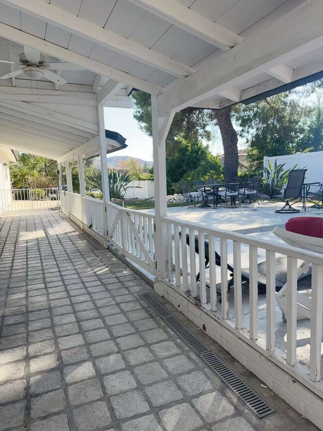 Foto del edificio - 1641 E Hillcrest Dr