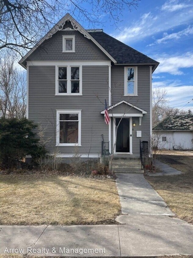 Primary Photo - 5 br, 1.5 bath House - 323 Lake Street