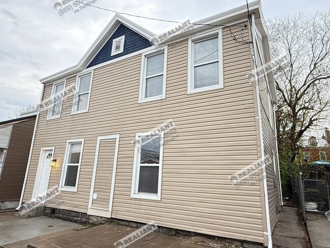 Building Photo - 939 Putnam St