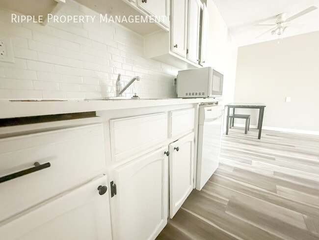 Photo du bâtiment - Modern 2 Beds, 1 Baths Apartment/Condo | N...