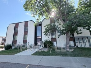 Building Photo - 3150 Lakeside Dr