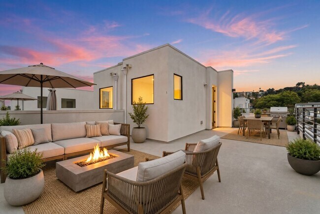 Foto del edificio - Modern 4-Bed with Rooftop Balcony & Dual Primary Suites