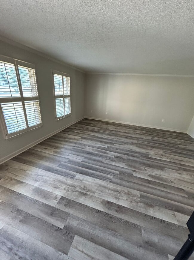 Building Photo - Newly Remodeled 3 Bedroom in Deer Manor!