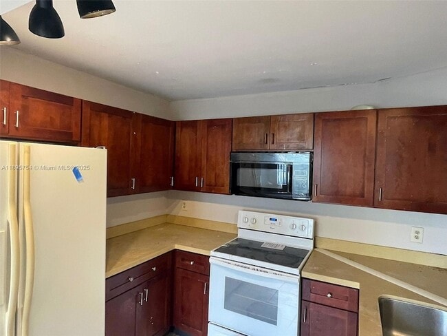 Building Photo - 479 NE 210th Cir Terrace