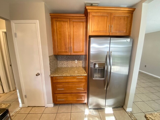 Foto del edificio - 2/2 home with garage - tile on inside with screened rear porch!
