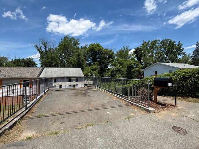 Building Photo - 813 Ridge St