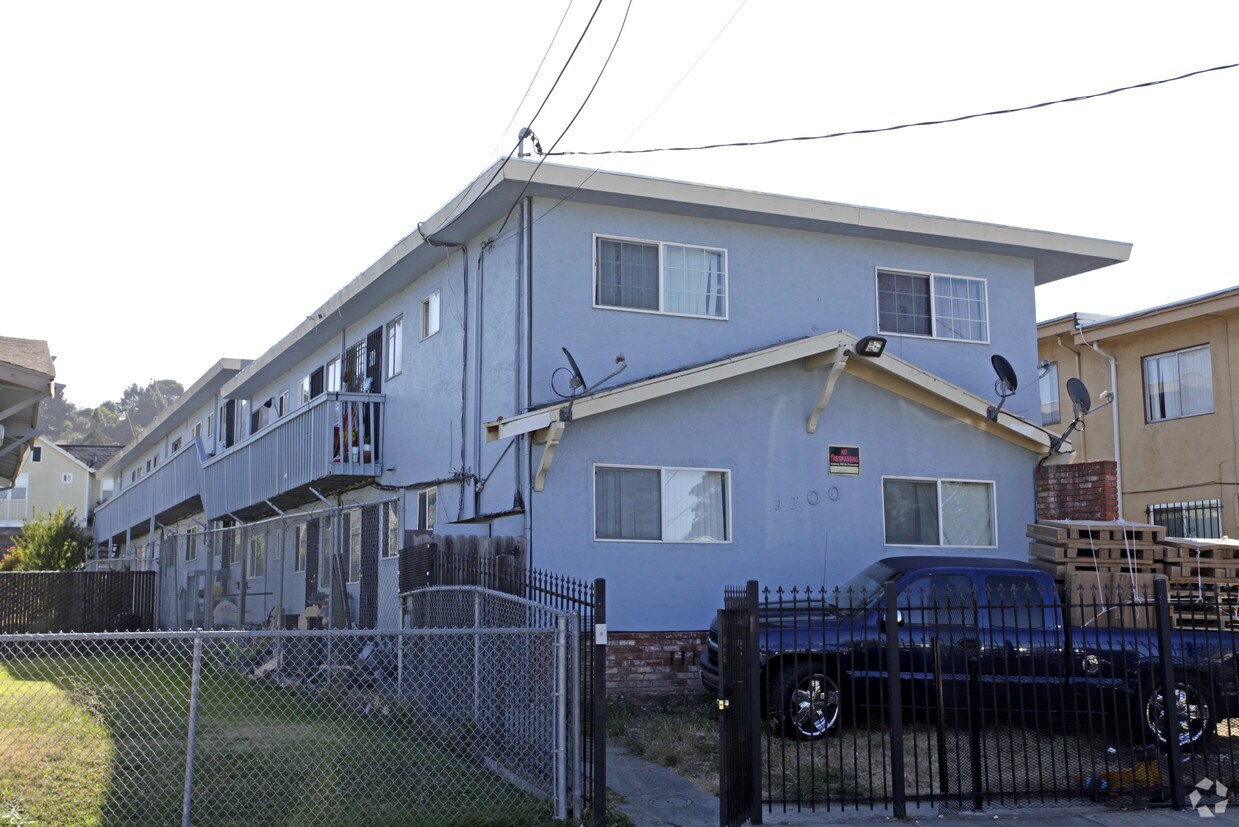 Foto principal - 9200 Hillside St
