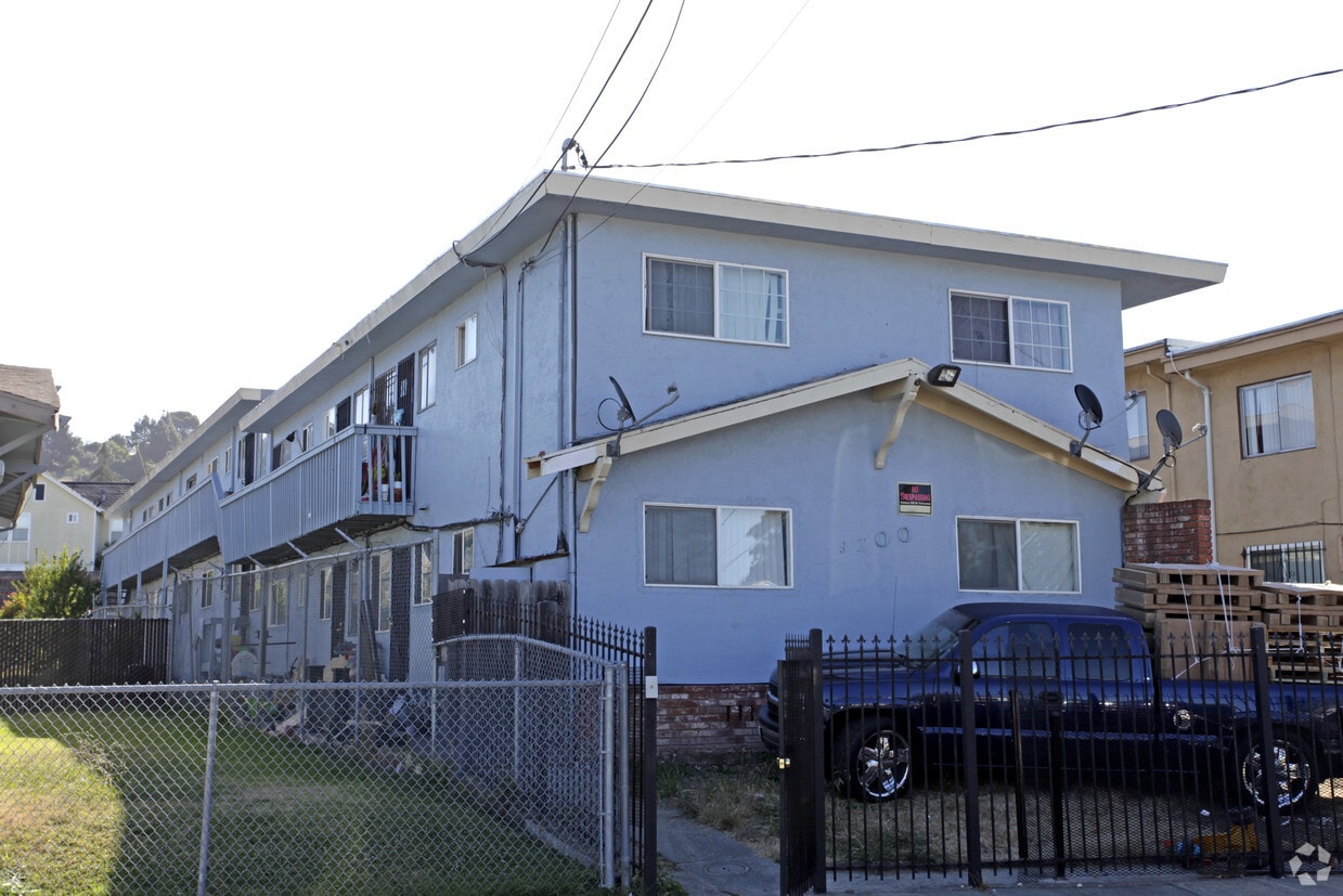Primary Photo - 9200 Hillside St