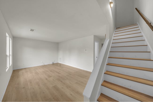 Building Photo - 610 Maplewood Dr