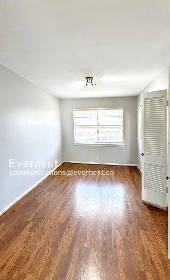 Foto del edificio - 5025 Cedar Springs Rd