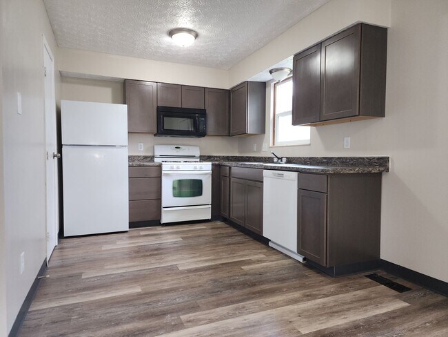 Building Photo - Beautiful 3 bedroom 2.5 bath Condo with at...