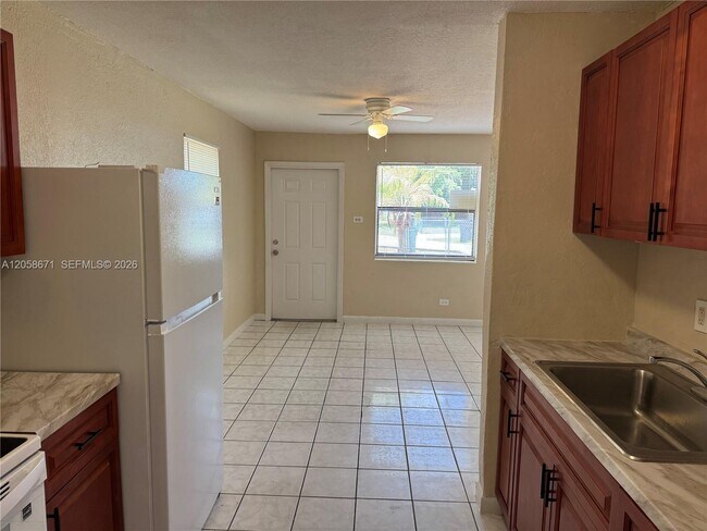 Foto del edificio - 2352 NW 13th Ct