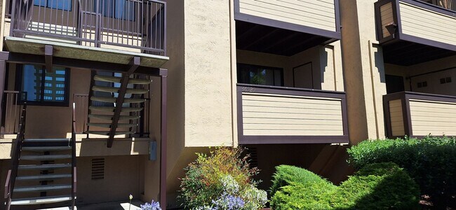 Foto del edificio - COMING SOON! $2850 2 BED/2 BATH CONDO IN W...