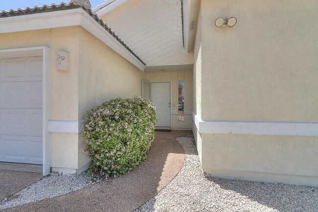 Foto del edificio - 15321 Dasmarines - 3/bed 2/bath $2,099/mo