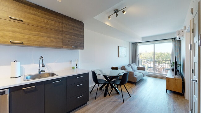 Building Photo - AM/FM