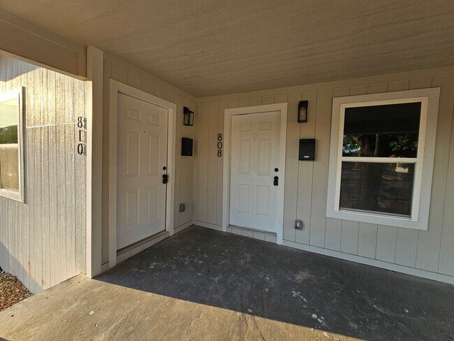 Building Photo - Ready for immediate move in!