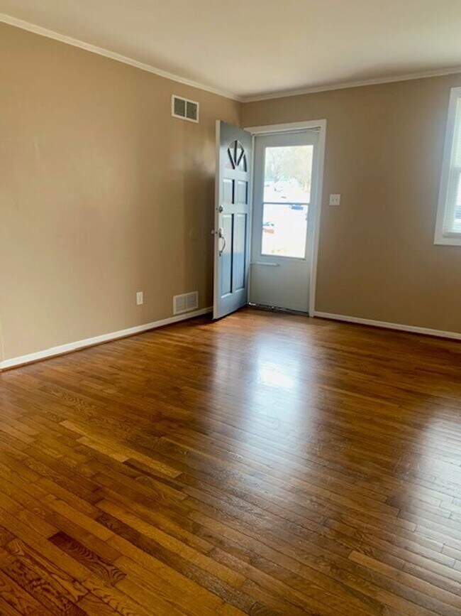 Building Photo - 2 Bedroom 1 Bath Townhome in Sunset Hills