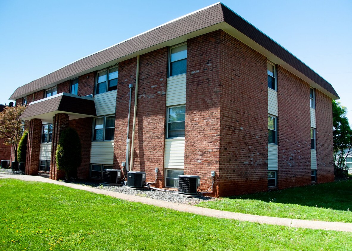 Building Photo - S. Amherst Apartments 2