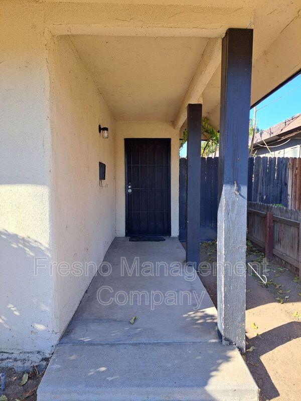Building Photo - 554 W Alamos Ave